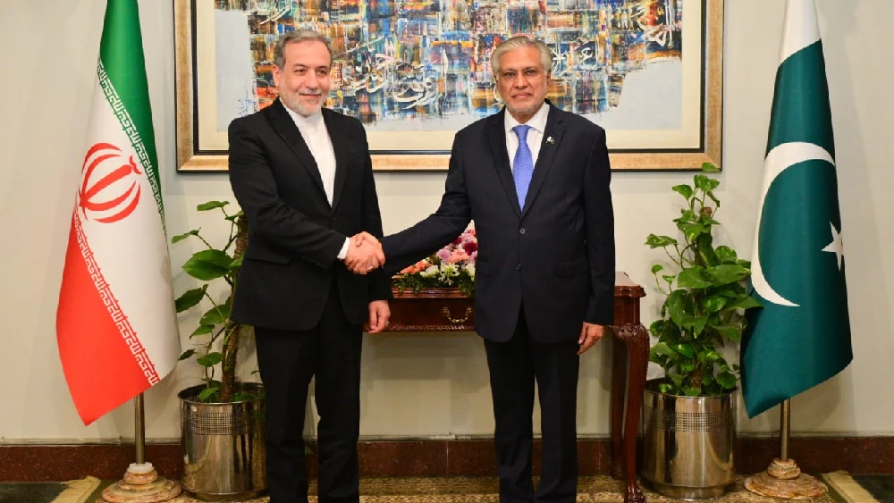 Pakistani FM engages regional counterparts to push for de-escalation